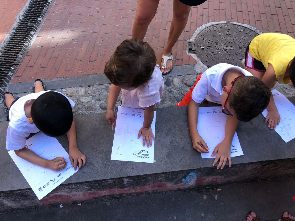 bambini che giocano con la mappa sonora