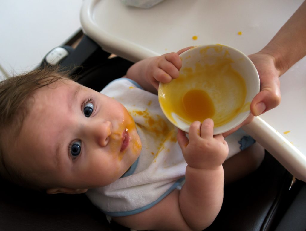 Interazione genitore-bambino durante il pasto, anche con la musica